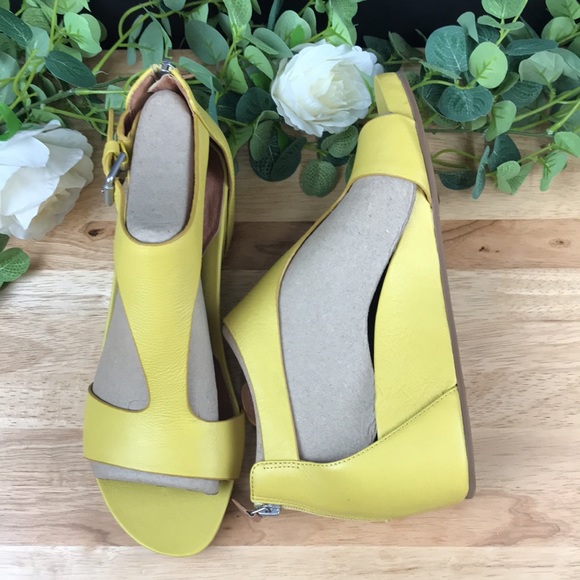 Gentle Souls by Kenneth Cole Yellow Leather Gisele Wedge Sandals 9.5M - Picture 3 of 8